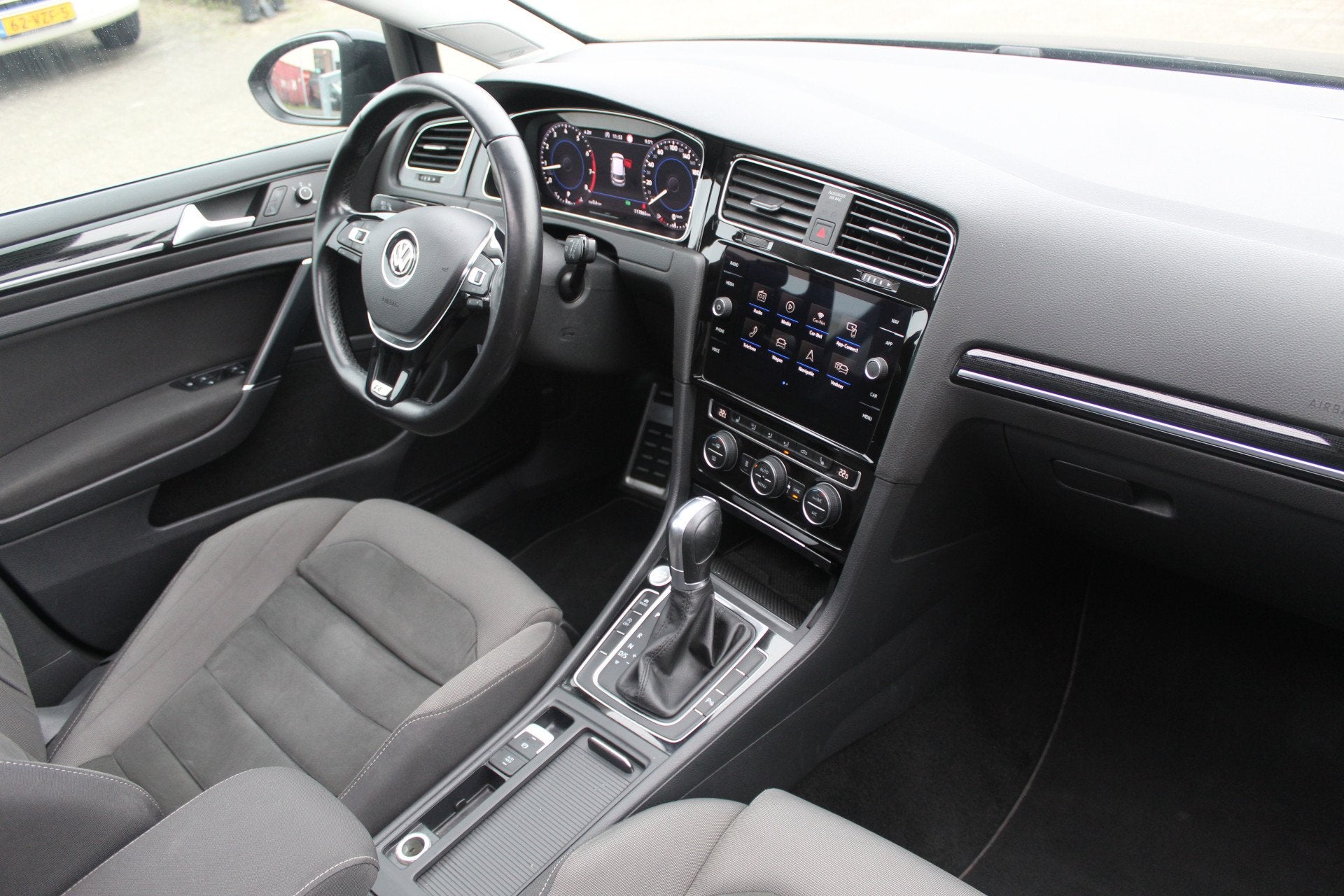 Volkswagen Golf 1.5 TSI Highline R-line Automaat Panoramadak, Auto's, 12 maanden, Stof, 4 cilinders, Zwart