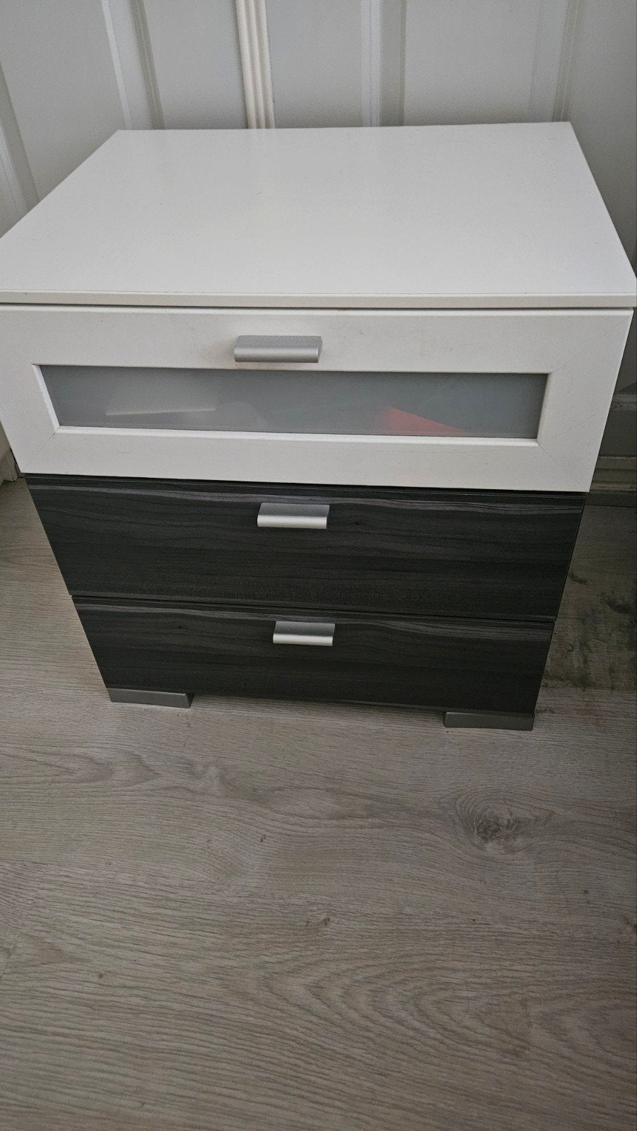 Donkergrijs  zwart witte nachtkastjes, Huis en Inrichting, Kasten | Ladekasten, Ophalen, Minder dan 50 cm, Zo goed als nieuw, 3 of 4 laden