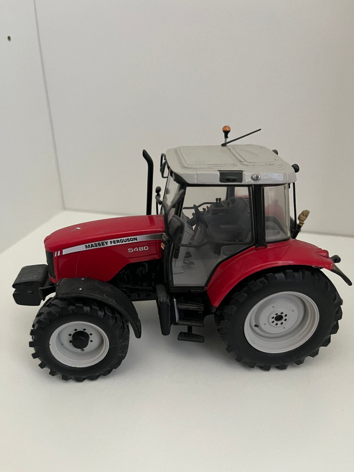 Massey Ferguson 5480, Ophalen of Verzenden, Zo goed als nieuw, Tractor of Landbouw, Universal Hobbies