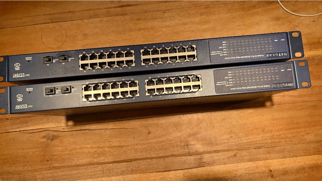2x Netgear GS724T Prosafe 24 port Gigabit Smart Switch, Ophalen of Verzenden, Gebruikt