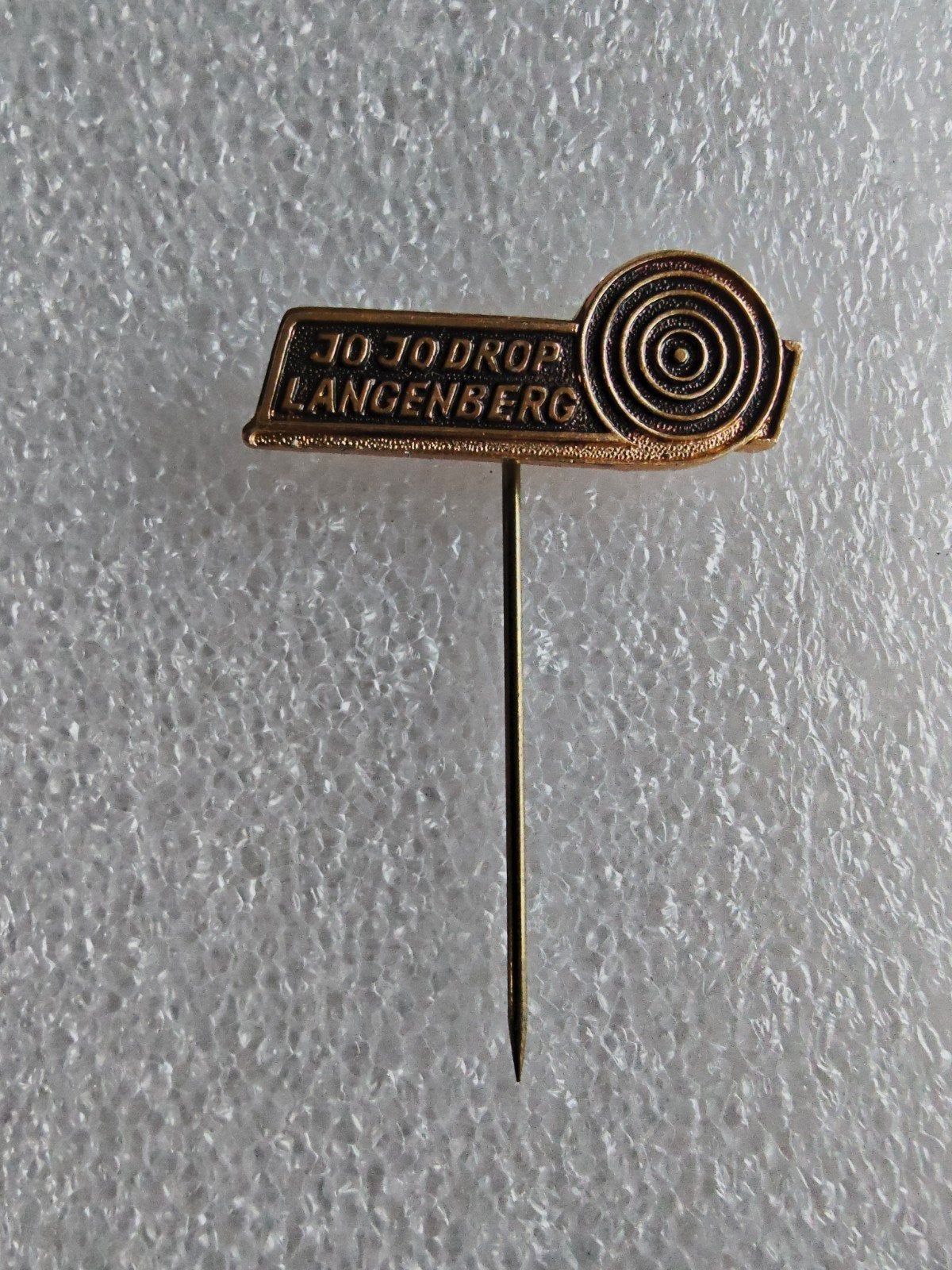 Vintage speldje Jojo Drop Langenberg, Verzamelen, Speldjes, Pins en Buttons, Ophalen of Verzenden, Zo goed als nieuw, Merk
