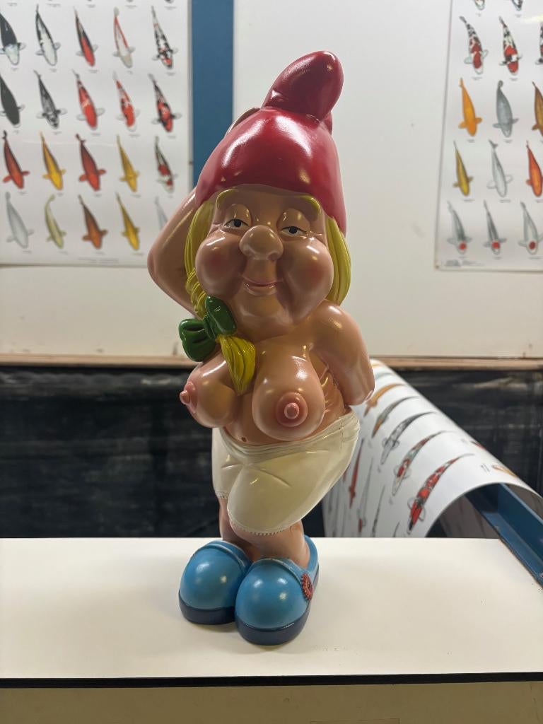 Kabouter Bobbi met blote borsten groot, Ophalen of Verzenden, Nieuw, Kunststof, Tuinkabouter
