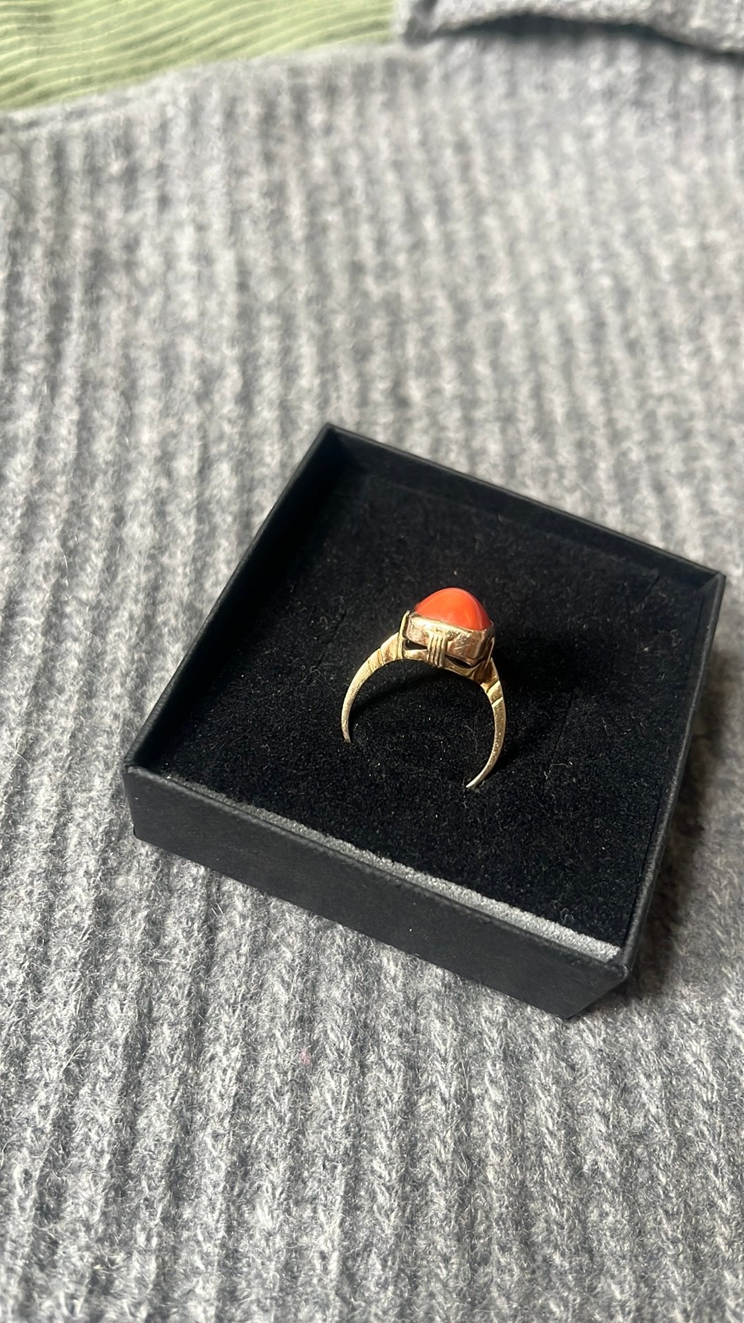 Gouden ring 18k met koraal steen, Gebruikt, Ophalen of Verzenden, 17 tot 18, Dame of Heer