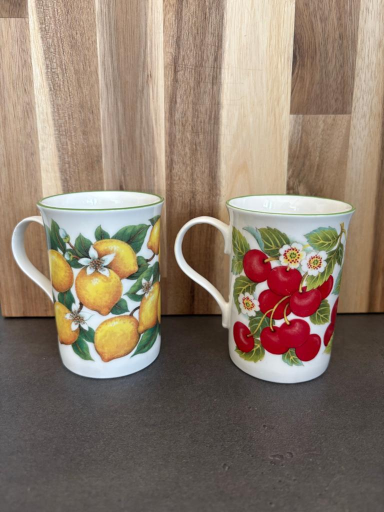 2 Crown Trent China kopjes - Cherry & Lemon, Huis en Inrichting, Keuken | Servies, Ophalen of Verzenden, Zo goed als nieuw, Overige stijlen