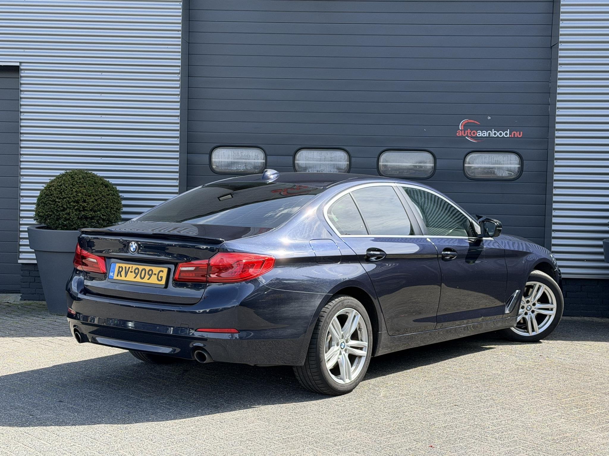 BMW 5-serie 520i High Executive | Navigatie | Lederen Bekled, Auto's, Automaat, 1998 cc, Achterwielaandrijving, Gebruikt