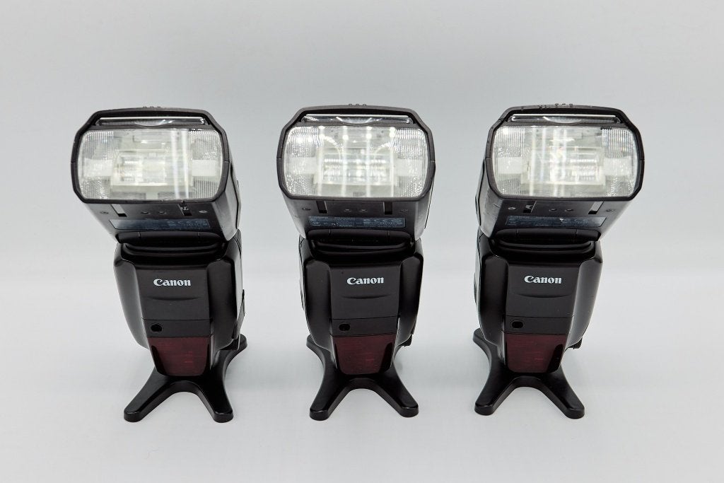 Te koop 3x 600EX - RT Speedlite plus ST-E3-RT, Canon, Externe flitser, Ophalen of Verzenden, Gebruikt