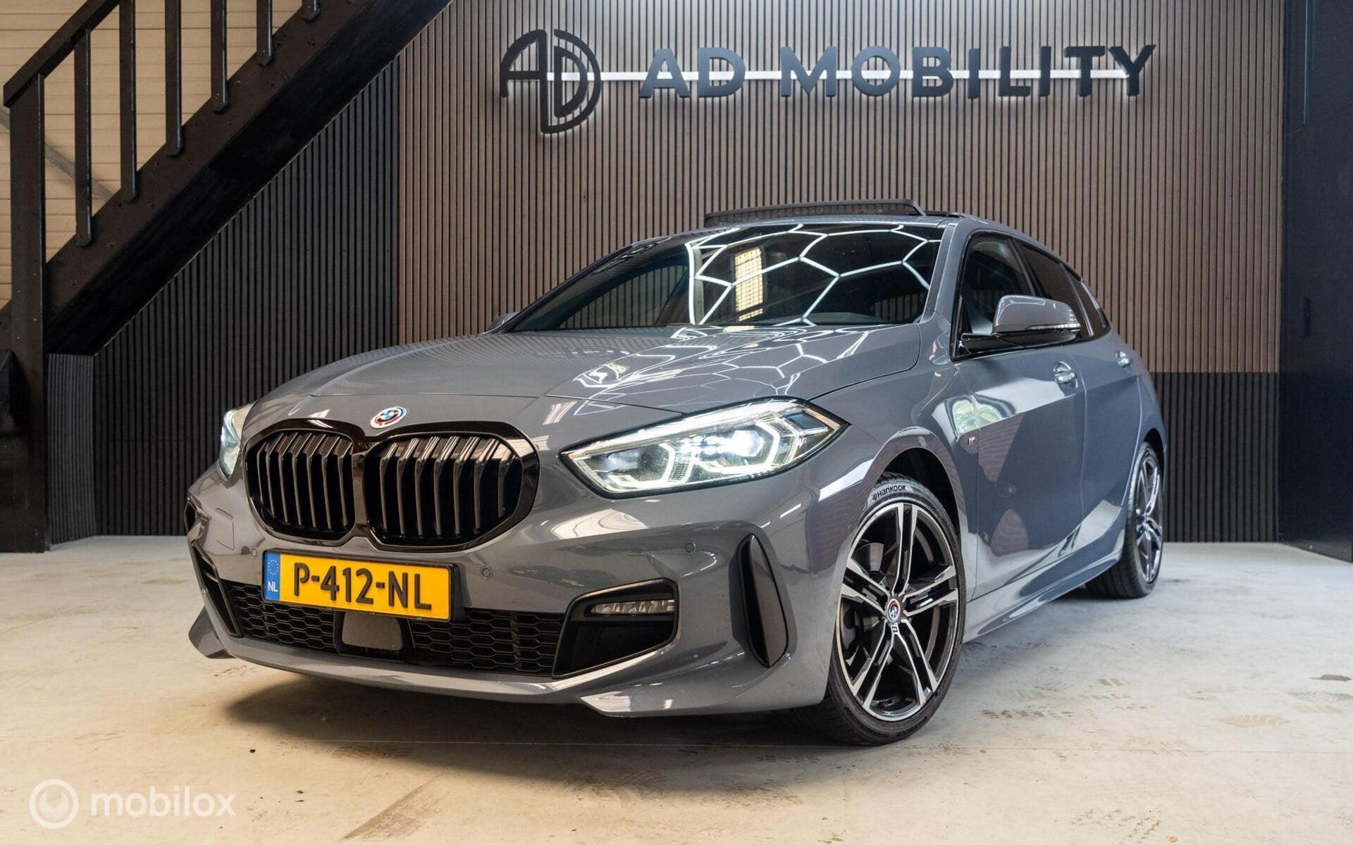 BMW 1-serie 118i M Sport Edition PANO KUIPSTOELEN CAMERA, Auto's, Gebruikt, Origineel Nederlands, Bedrijf, 3 cilinders