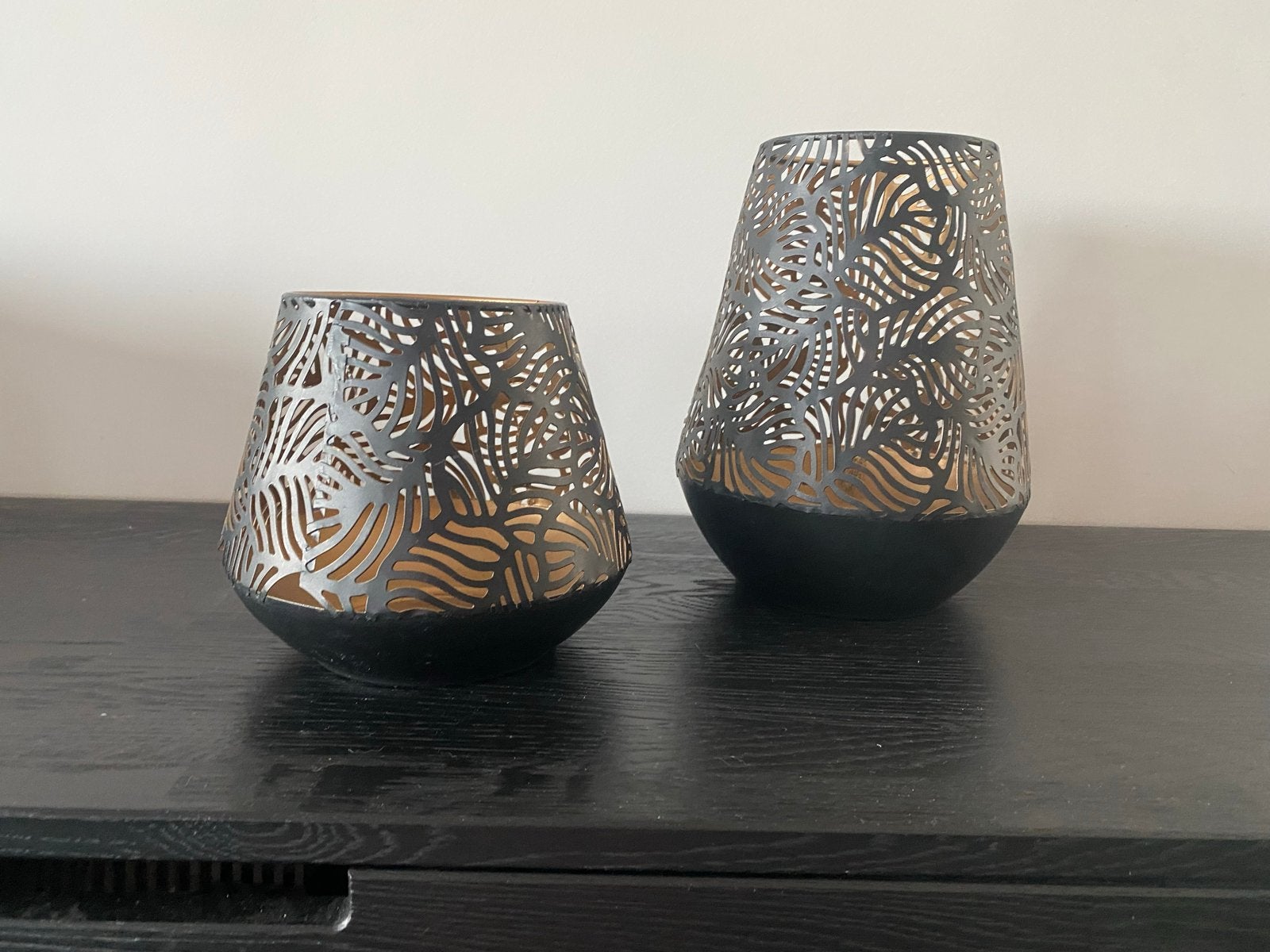 Set van 2 zwarte metalen windlichten met bladmotief, Windlicht, Zwart, Ophalen of Verzenden, Zo goed als nieuw