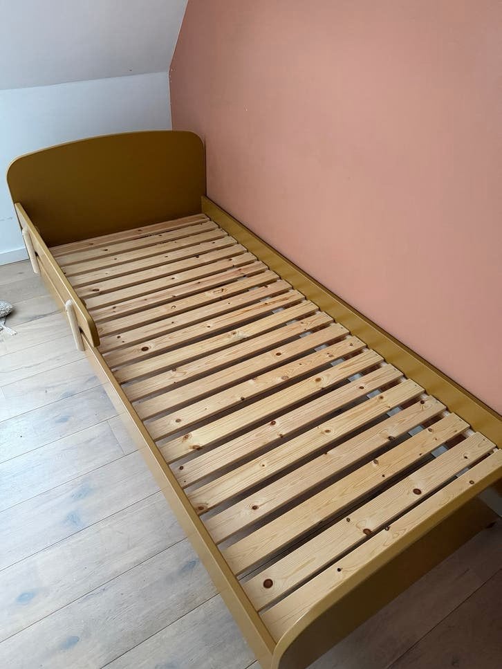 Flexa Dots eenpersoonsbed (kind) geel matras 90x200 (zgan), 85 tot 100 cm, Ophalen of Verzenden, Zo goed als nieuw, Lattenbodem