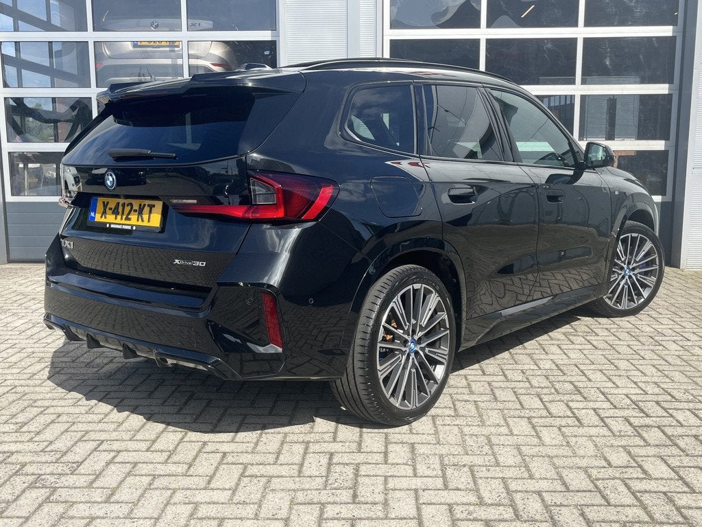 BMW iX1 xDrive30 Launch Edition 67 kWh | SoH 96.3% | Luxe Le, Auto's, BMW, Automaat, Zwart, 1985 kg, SUV of Terreinwagen