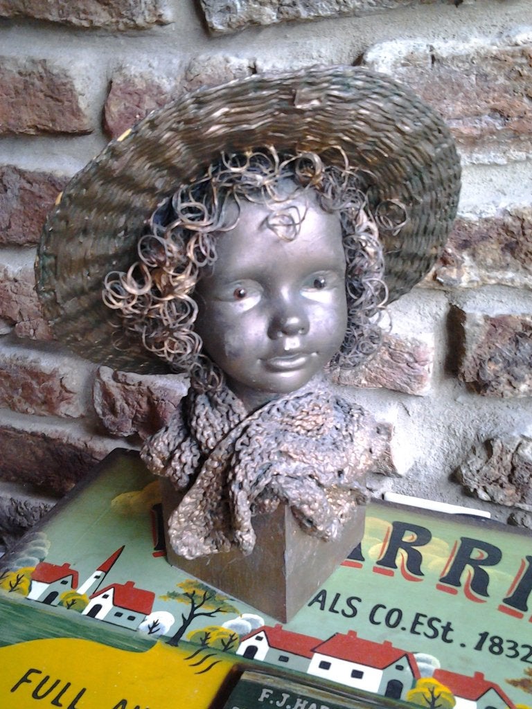 Meisje met hoed, Antiek en Kunst, Kunst | Beelden en Houtsnijwerken, Buste, Ophalen of Verzenden, 20 - 50 cm, Bruin