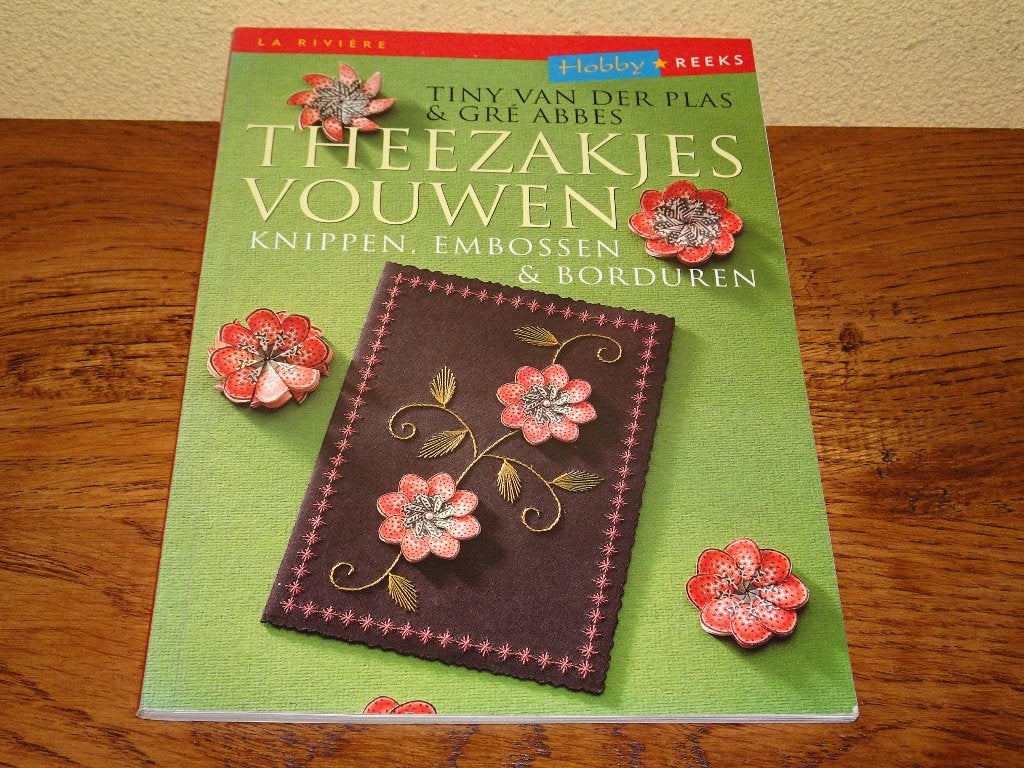 Theezakjes vouwen, knippen, embossen & borduren, Hobby en Vrije tijd, Kaarten | Zelf maken, Ophalen of Verzenden, Zo goed als nieuw