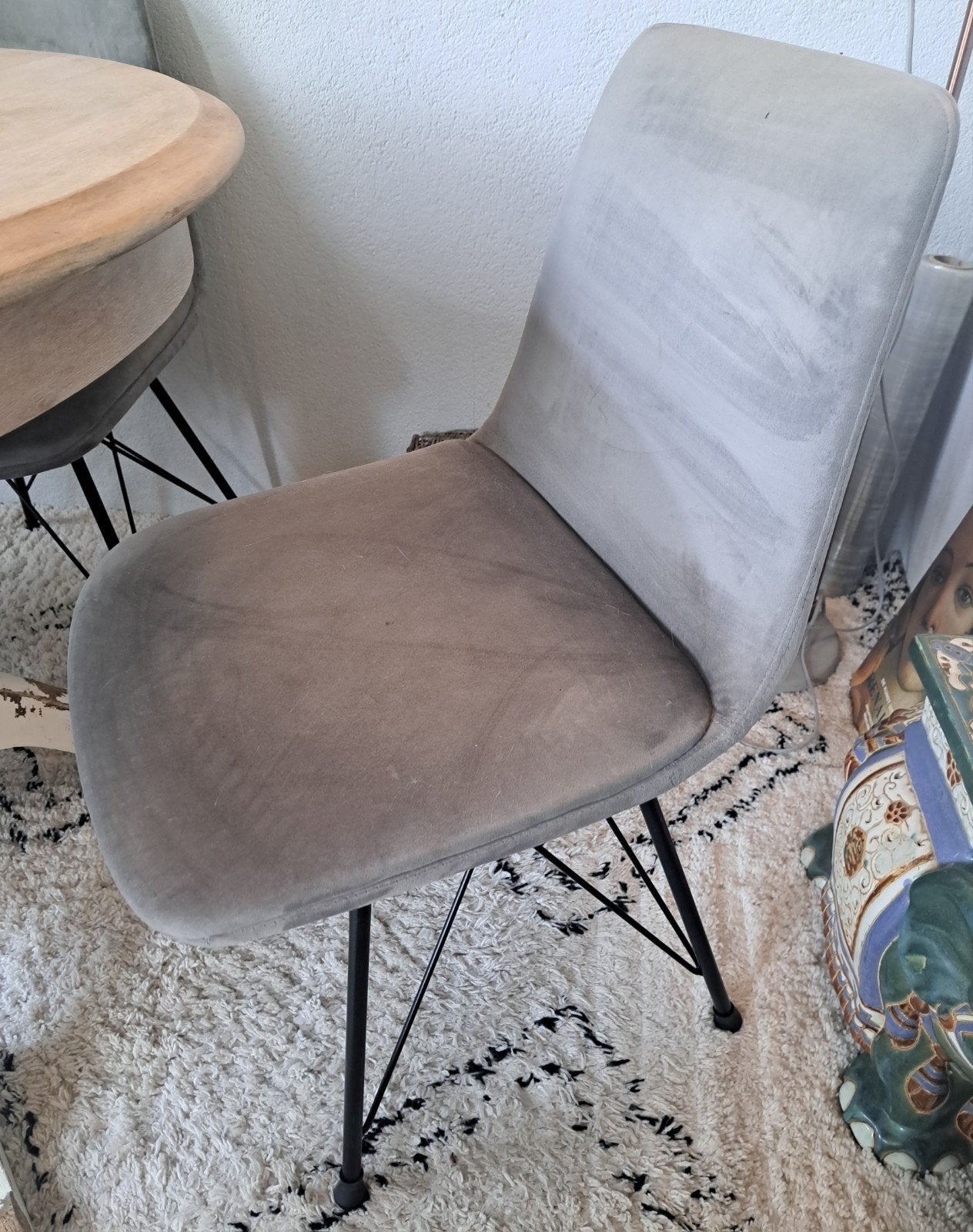 Grijze fluwelen stoelen met metalen onderstel 4 stuks, Gebruikt, Ophalen of Verzenden, Stof, Eén