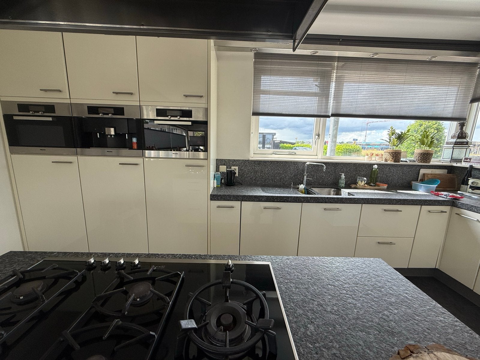 L-Keuken 480x180cm met kookeiland, graniet, hoogglans, Gebruikt, Wit, Hoekkeuken, Graniet of Steen