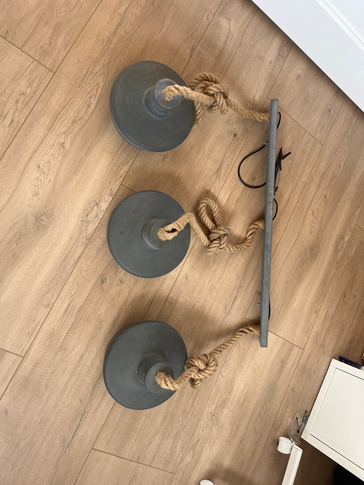 Industriële hanglamp met 3 kappen en touwdetails, Ophalen of Verzenden, Gebruikt, Metaal, E27 (groot)