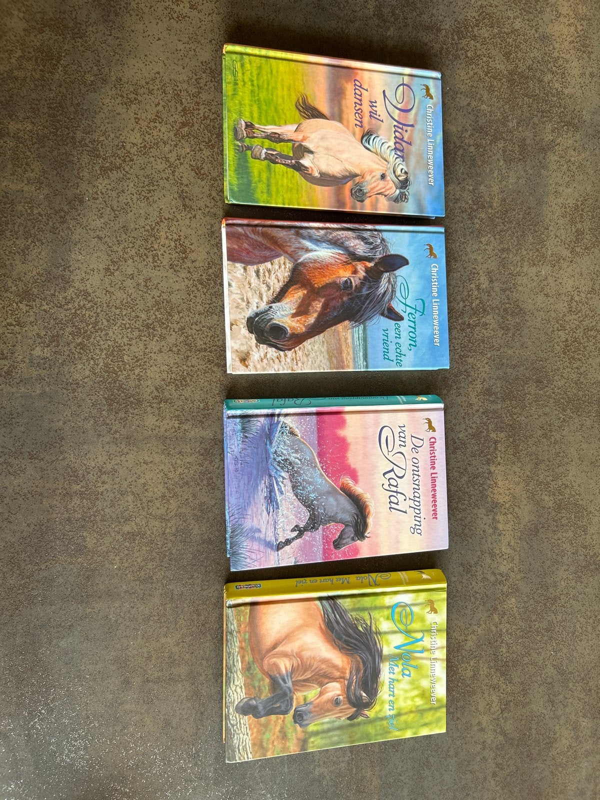 4x Paardenboeken van Christine Linneweever, Ophalen of Verzenden, Gelezen, Fictie algemeen
