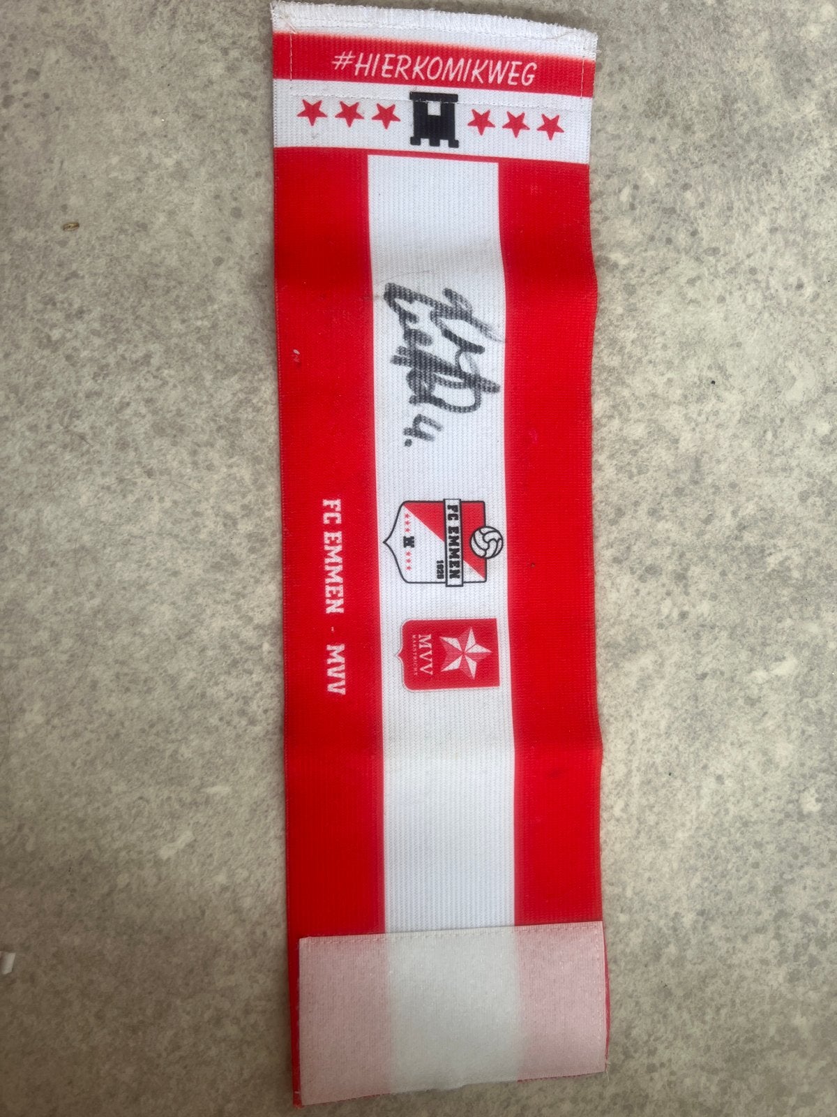 FC Emmen MVV aanvoerdersband gesigneerd #HIERKOMIKWEG, Ophalen of Verzenden, Zo goed als nieuw