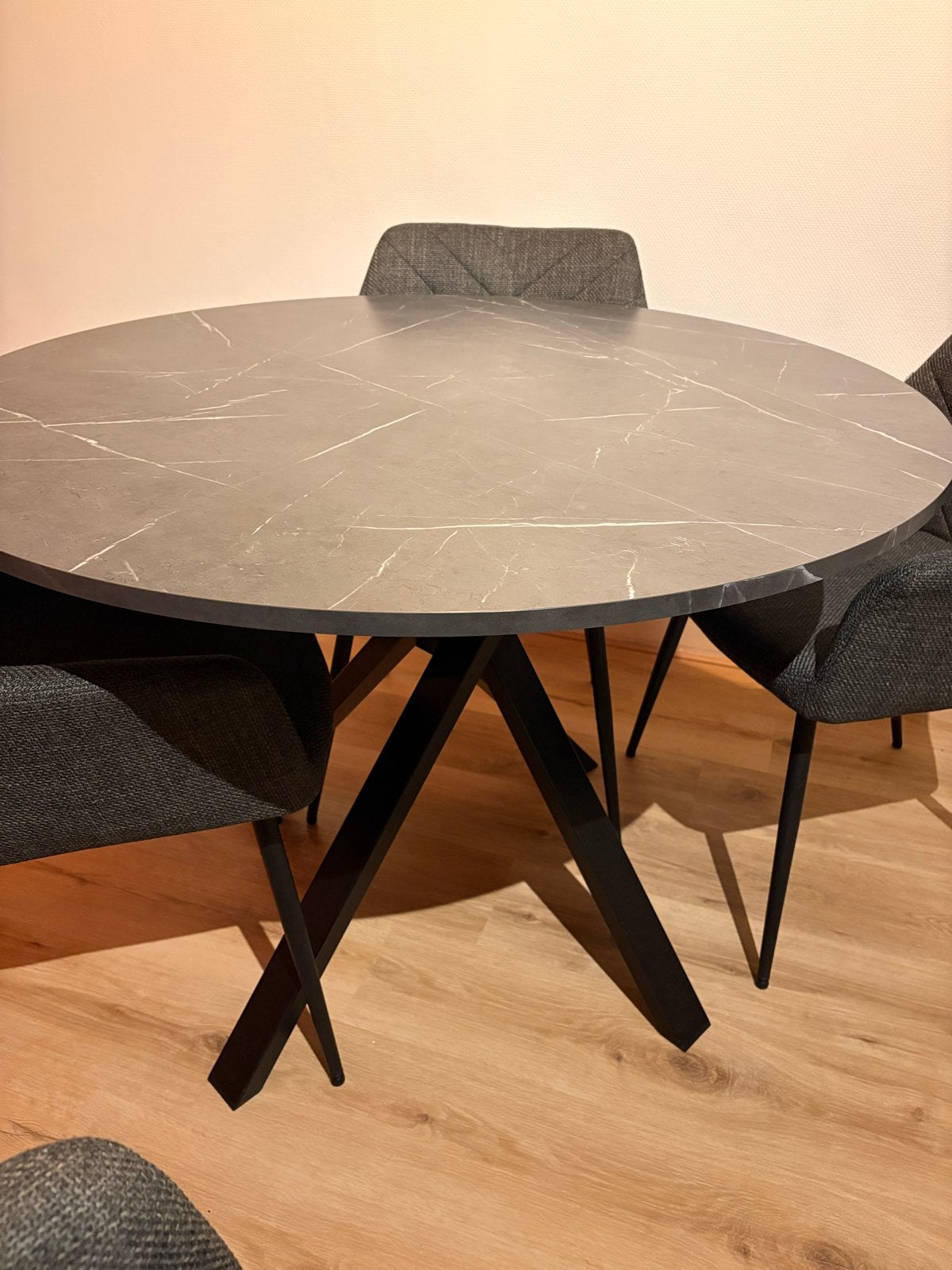 Foto 5 van Moderne ronde eettafel met 4 stoelen