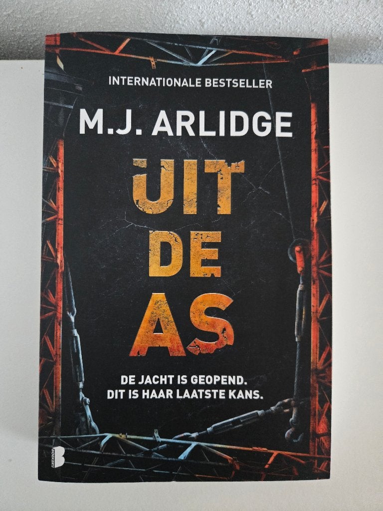 Boek MJ Arlidge: Uit de as, Ophalen of Verzenden, Zo goed als nieuw, M.J. Arlidge, Wereld overig