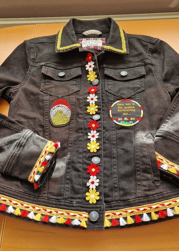 Oeteldonk Carnaval gepimpt zwart spijkerjasje van McGregor, Kleding | Dames, Carnavalskleding en Feestkleding, McGregor, Carnaval