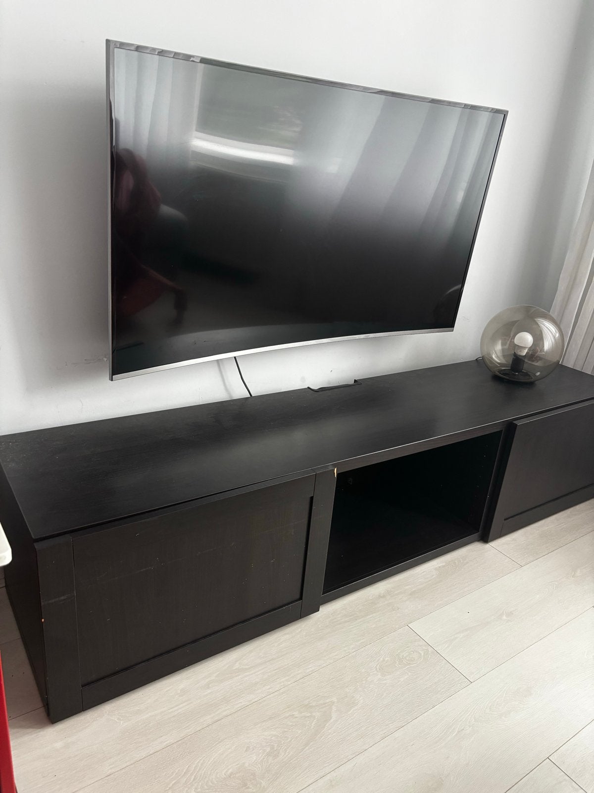 Foto 2 van Zwart TV-meubel - 180x40x40 cm met lichte gebruikssporen