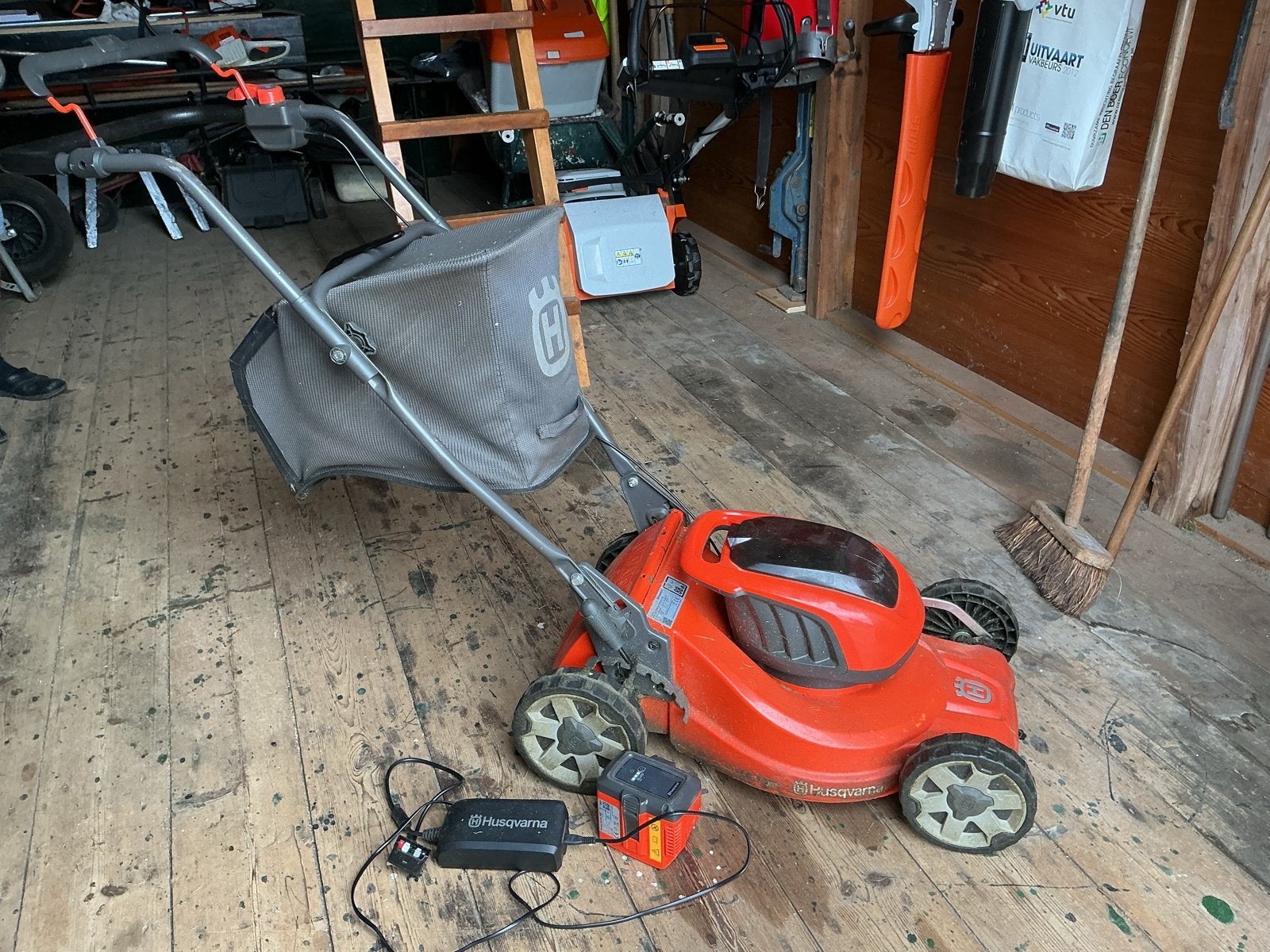 Husqvarna LC 137i Accu Grasmaaier met Accu en Lader, Ophalen, Cirkelmaaier, Gebruikt, Accu-grasmaaier