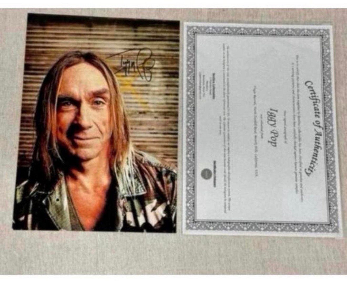 Iggy Pop - Foto gesigneerd Echte handtekening + Certificaat, Hb, Nieuw, Ophalen of Verzenden, Foto of Kaart