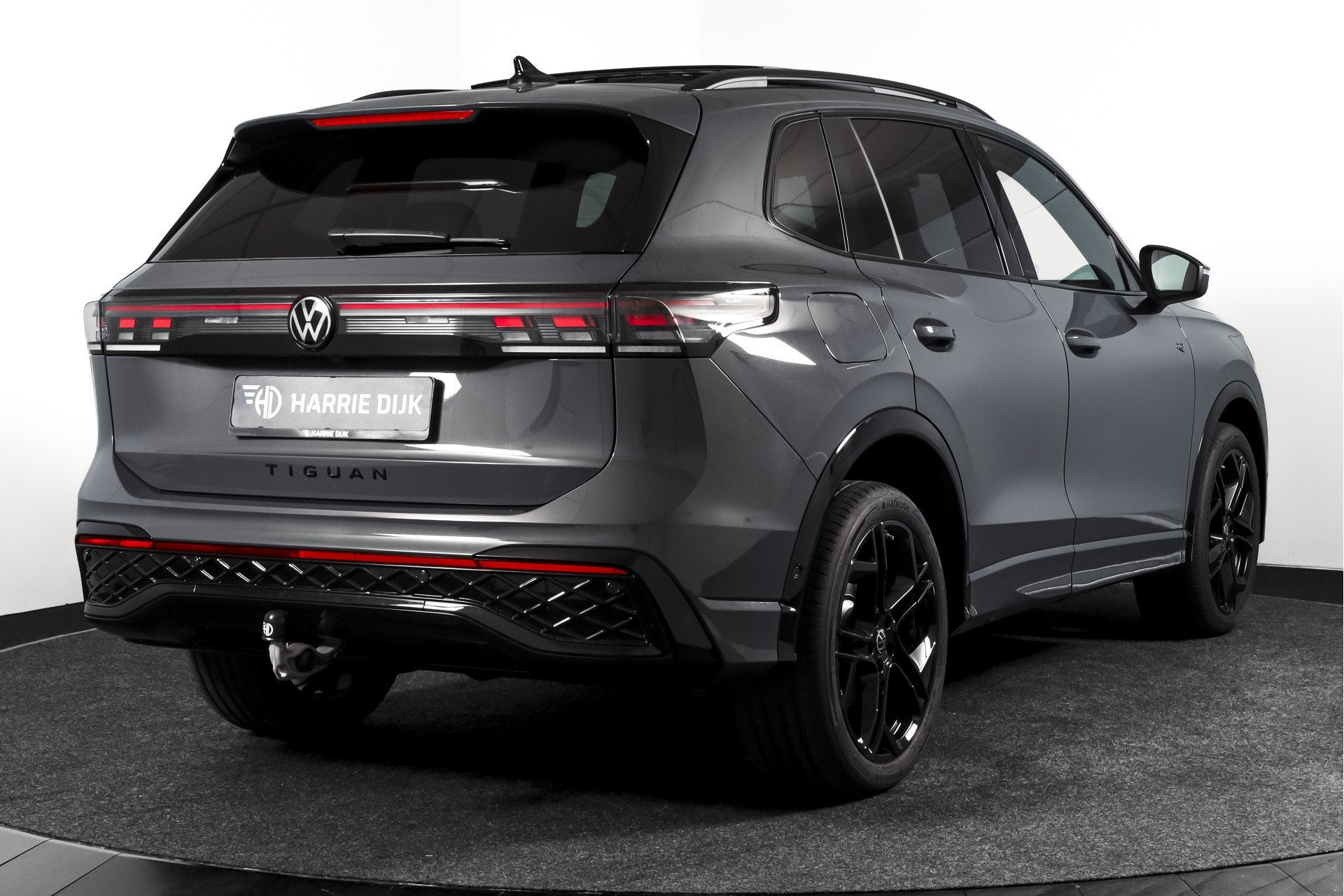 Volkswagen Tiguan 1.5 eHybrid R-Line Edition 272 PK | Black, Stof, 4 cilinders, Plug-in hybride, SUV of Terreinwagen