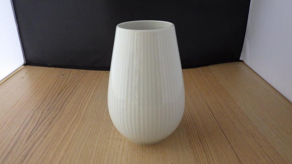 mooie witte vaas met verticale strepen, Gebruikt, Aardewerk of Porselein, Ophalen of Verzenden, Minder dan 50 cm