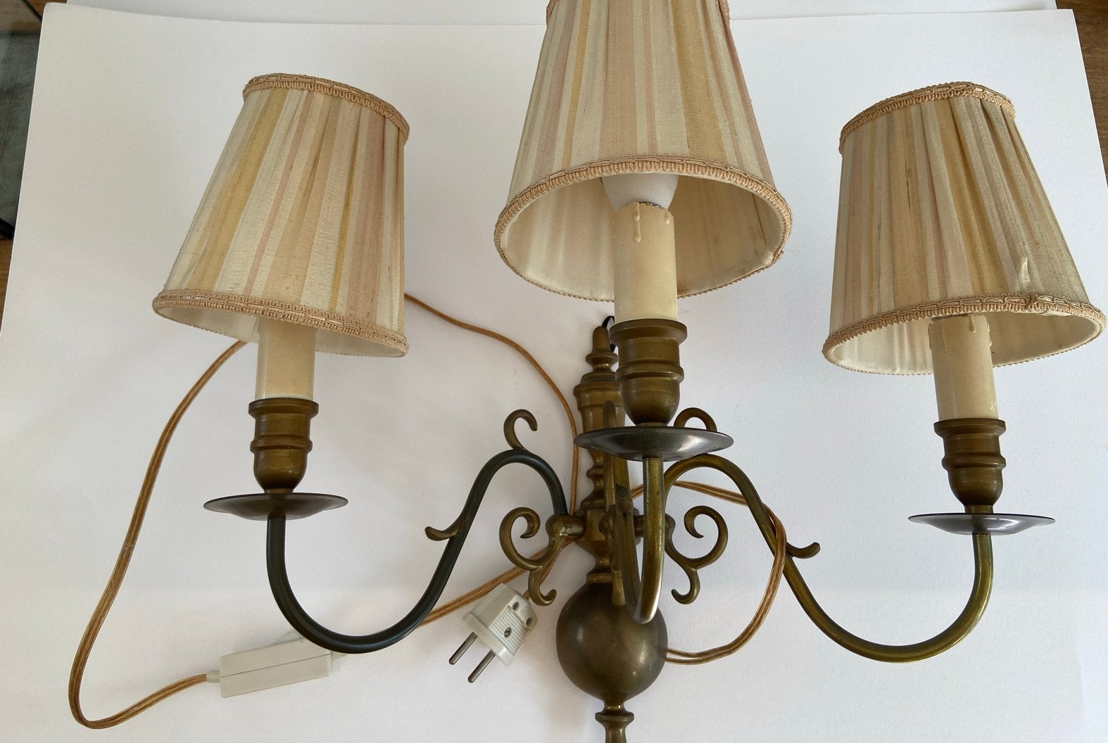 Antieke messing wandlamp met 3 armen en stoffen kappen, Antiek en Kunst, Ophalen