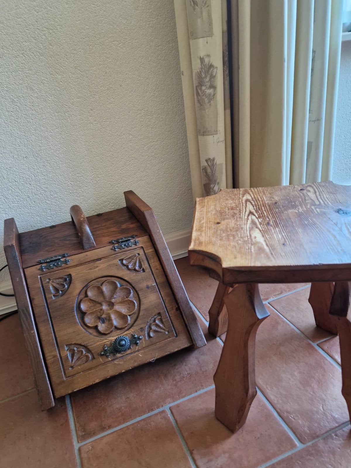 Antieke houten turfbak, Ophalen