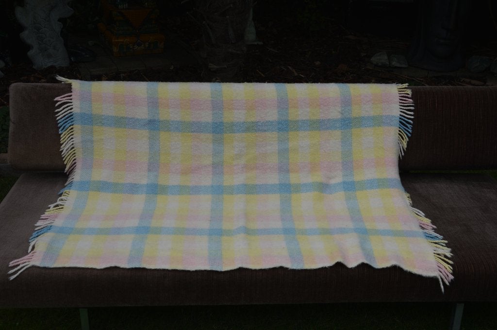 vintage wollen baby deken 100% zuiver scheerwol met franjes, Huis en Inrichting, Gebruikt, Ophalen of Verzenden, Wol, Sprei