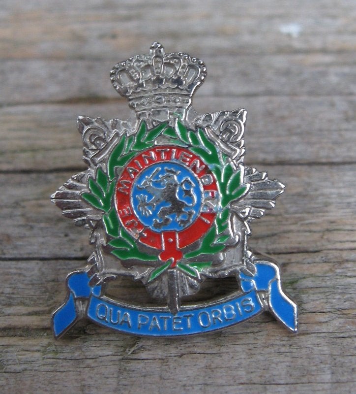 Qua Patet Orbis speld/pin, nieuw in doosje, Ophalen of Verzenden, Marine, Overige gebieden, Embleem of Badge