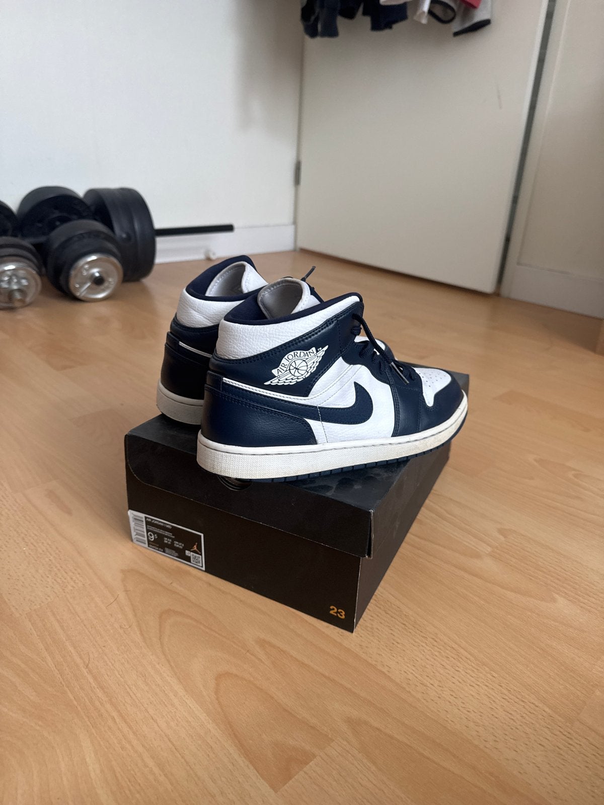 Nike Air Jordan 1 Mid - White/Gold/Obsidian blue maat 43, Kleding | Heren, Schoenen, Ophalen of Verzenden, Gedragen, Wit, Sneakers of Gympen