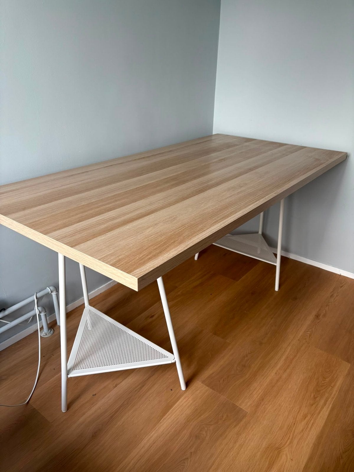 Stijlvol bureau met houtlook blad en wit metalen onderstel, Ophalen, 100 tot 150 cm, Tot twee personen, 50 tot 100 cm