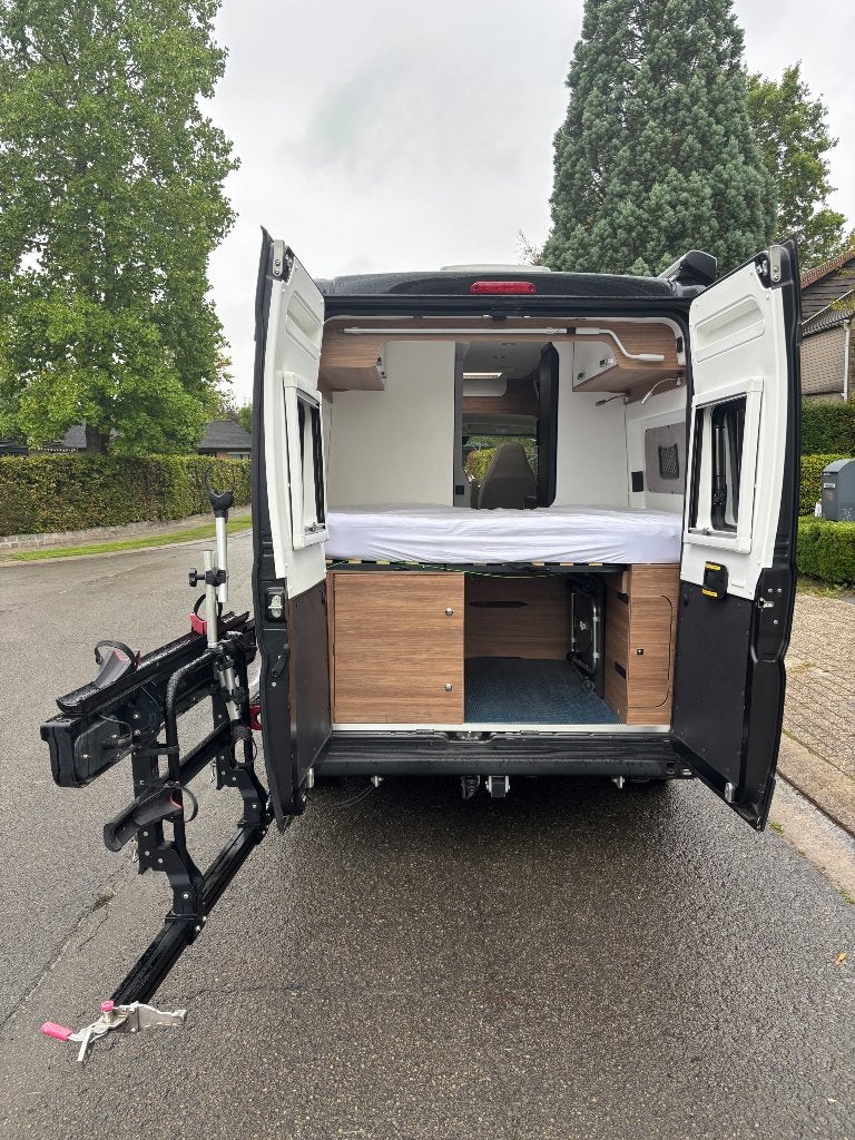 Foto 7 van Zeer nette Pilote V600G buscamper met 3 slaapplaatsen