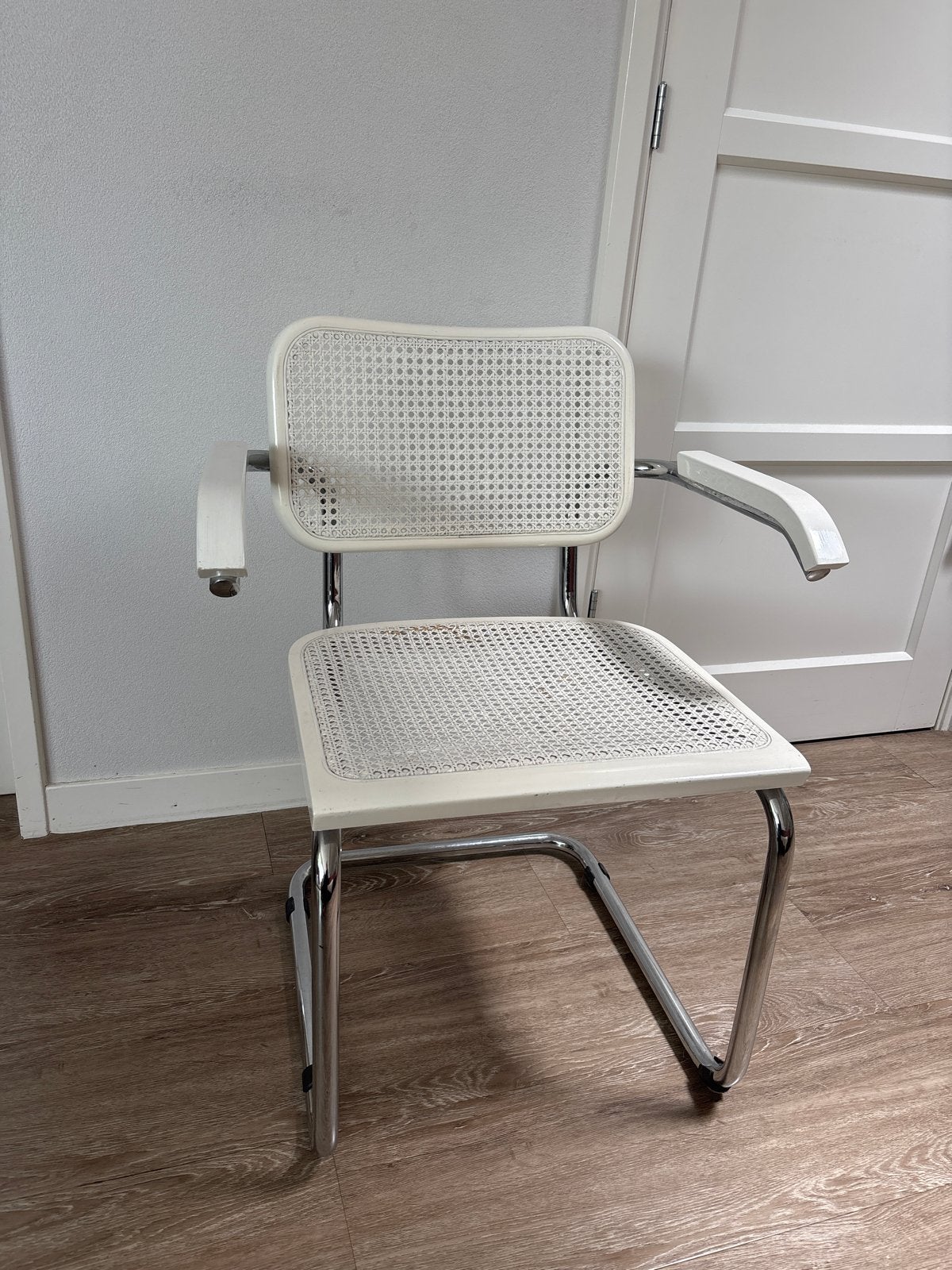 Vintage cantilever stoel met rotan look, wit/chroom, Huis en Inrichting, Stoelen, Gebruikt, Eén, Metaal, Wit, Ophalen