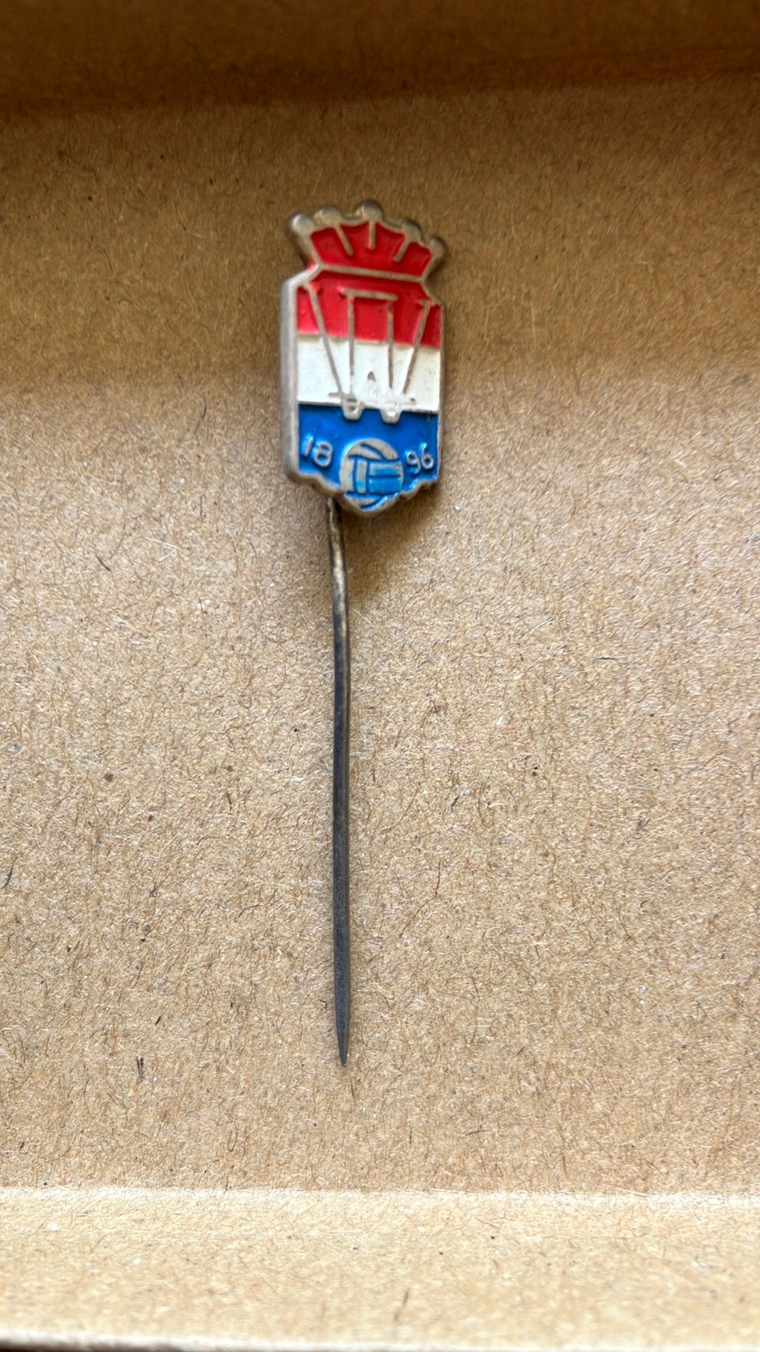 Speldje Willem ll, Tilburg, Verzamelen, Speldjes, Pins en Buttons, Verzenden, Gebruikt