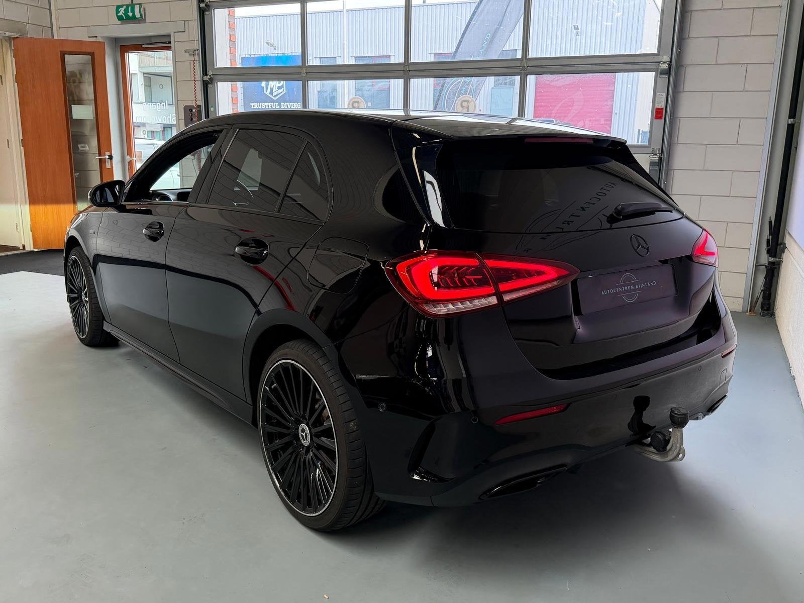 Mercedes-Benz A-klasse 250 e AMG Night Edition Automaat, Nav, Auto's, 4 cilinders, 15 kWh, Zwart, Plug-in hybride