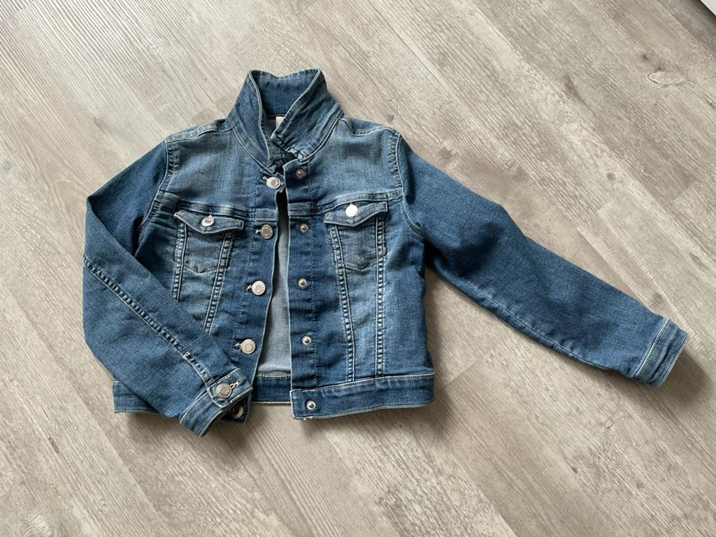 Spijkerjasje meisje maat 122 zgan, Kinderen en Baby's, Kinderkleding | Maat 122, Ophalen, Zo goed als nieuw, Meisje, Jas