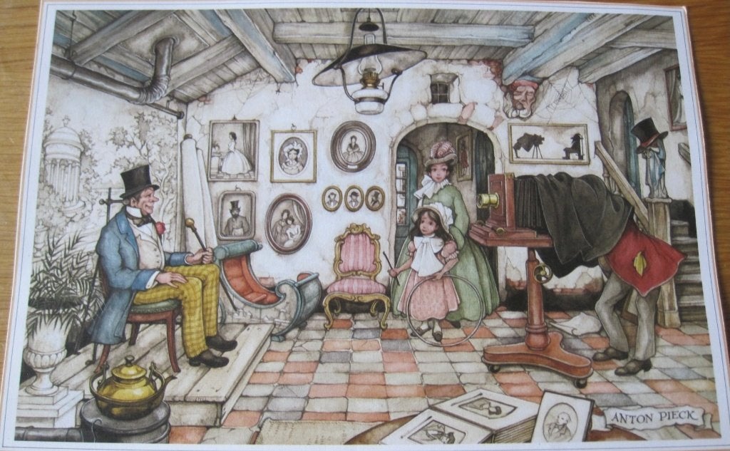 Anton Pieck prent - bij de fotograaf op de foto, Verzamelen, 1980 tot heden, Ophalen of Verzenden, Zo goed als nieuw, Prent
