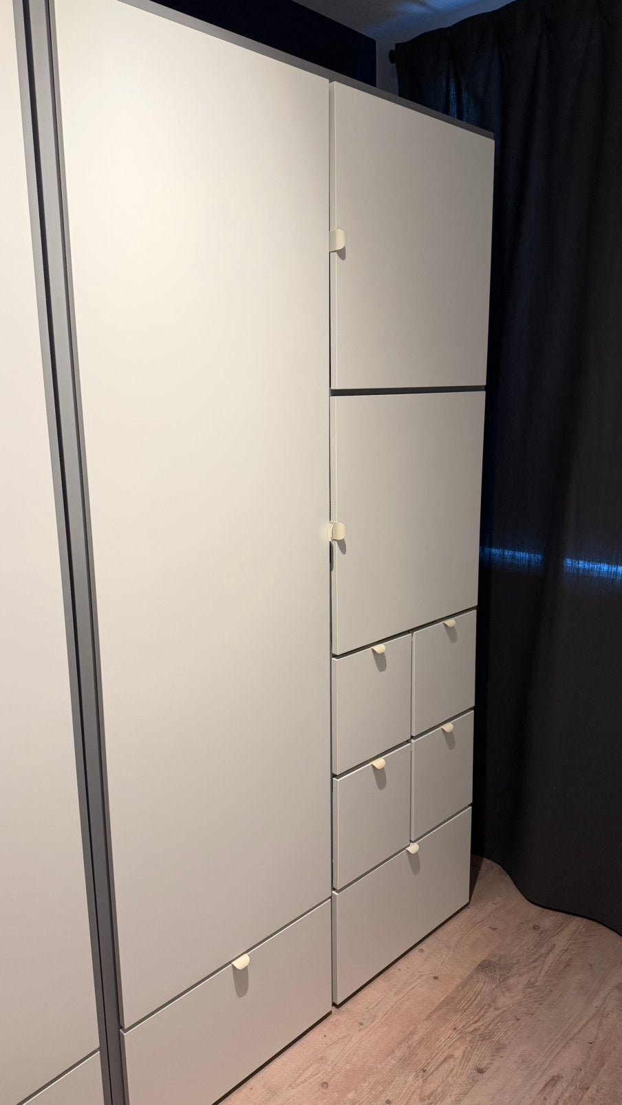 IKEA VISTHUS Kledingkast, grijs/wit, 100 tot 150 cm, 200 cm of meer, Zo goed als nieuw, Overige houtsoorten