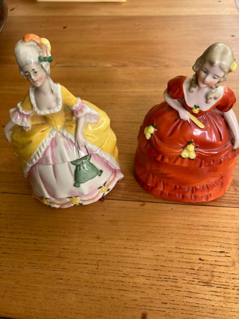 2 Antieke Beeldjes: Sieradenbakjes - Dame in Geel & Rood, Antiek en Kunst, Ophalen of Verzenden