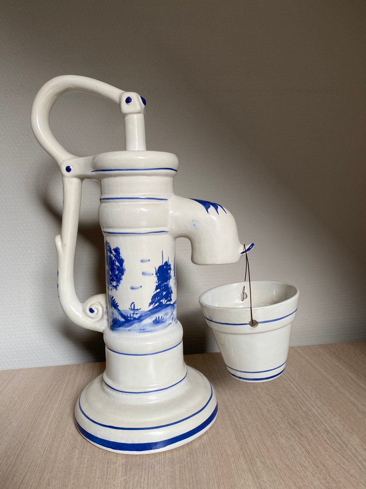 Grote Delfs blauwe waterpomp met emmer, Ophalen of Verzenden
