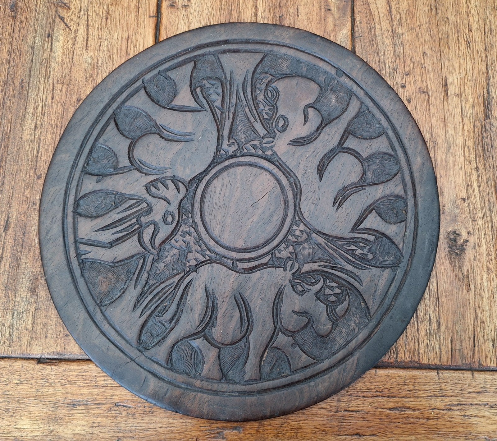 Oud handgesneden afrikaans hardhouten bord, Ophalen of Verzenden