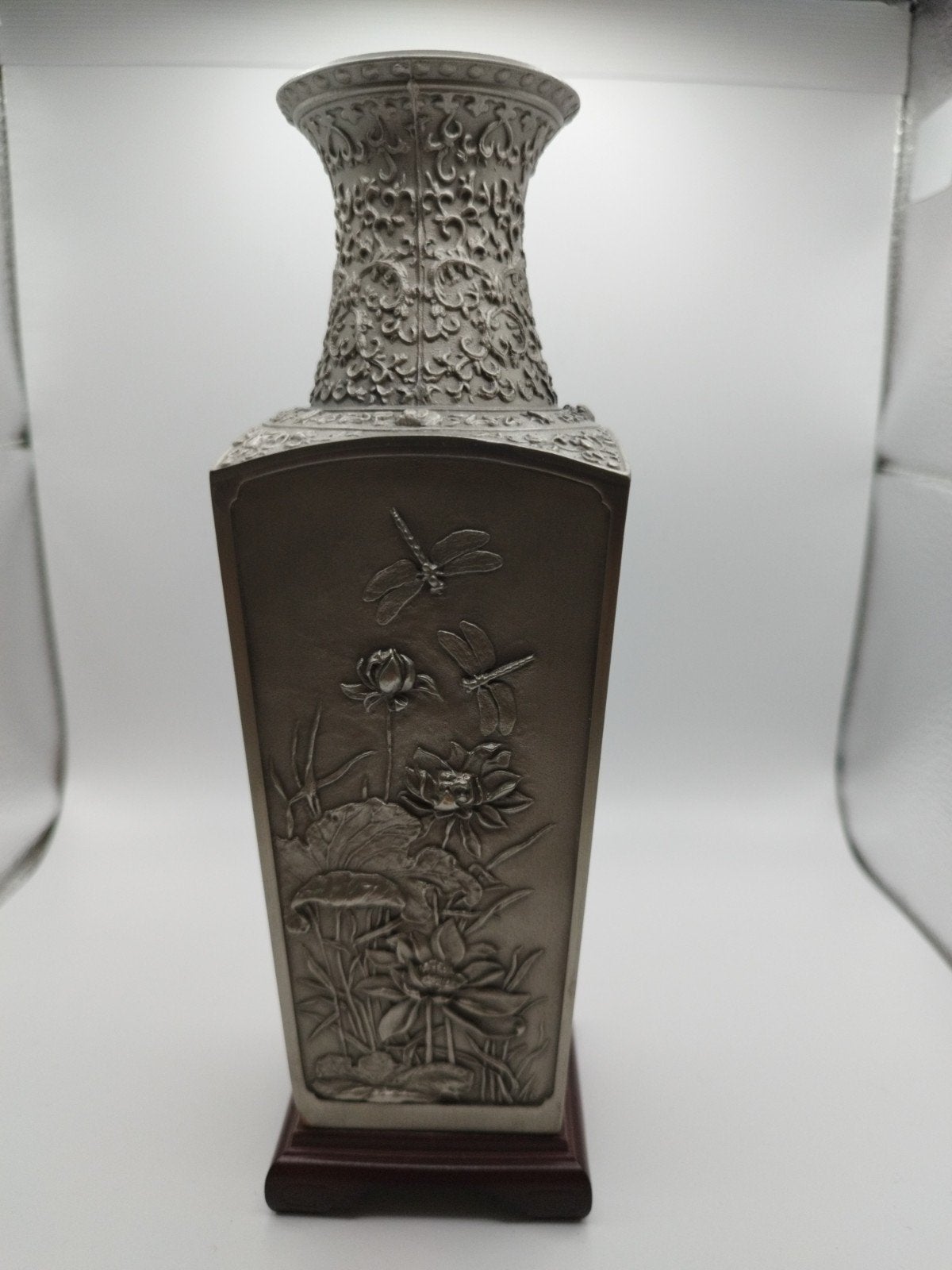 Royal Selangor Pewter Vaas met Reliëfdecoratie, Antiek en Kunst, Ophalen