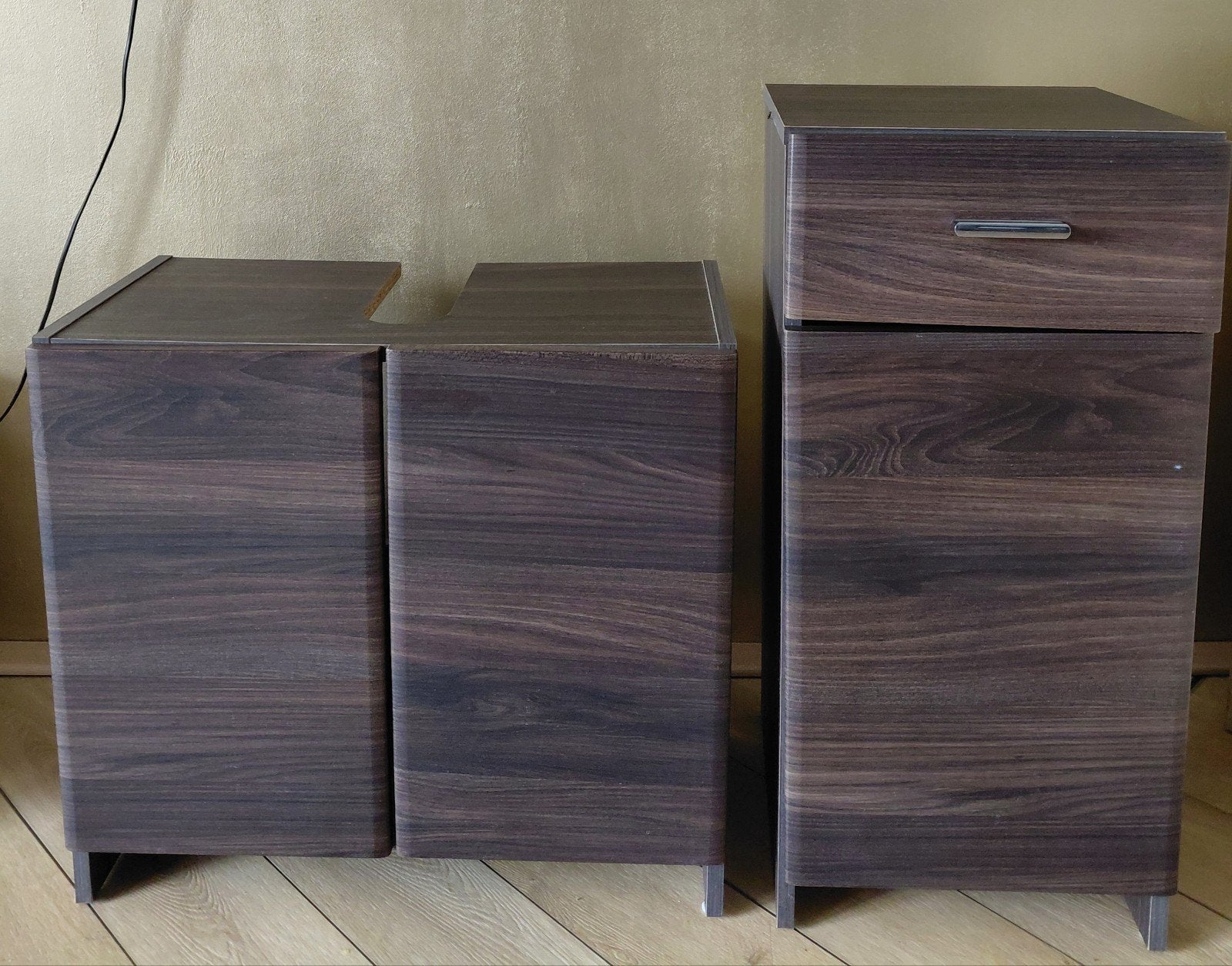 Badkamermeubel donker houtlook met bijpassende kolomkast, Huis en Inrichting, Badkamer | Badkamermeubels, Ophalen, 25 tot 50 cm