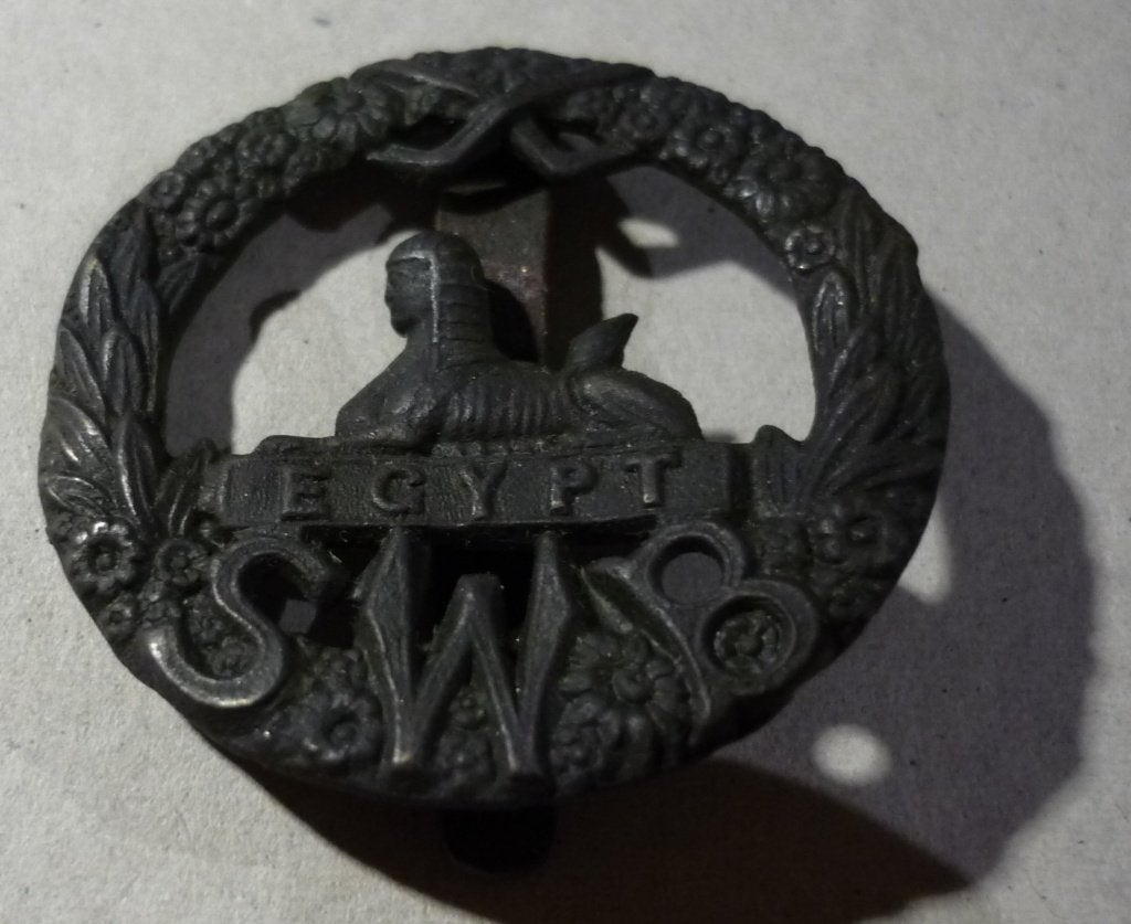 wo1 Baretembleem/Cap badge S.W.B. South Wales Borderers, Verzamelen, Militaria | Algemeen, Ophalen of Verzenden, Landmacht, Engeland