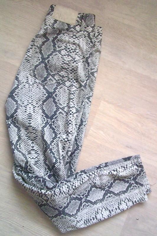 ZARA slangenprint stretchbroek maat 36, Kleding | Dames, Broeken en Pantalons, Overige kleuren, Verzenden, Zara, Maat 36 (S)