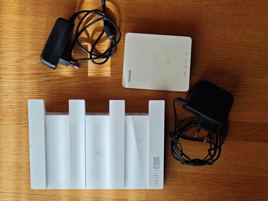 HUAWEI 3000Mbps Wi-Fi 6 Router + EchoLife HG8010H, Computers en Software, Routers en Modems, Zo goed als nieuw, Router met modem